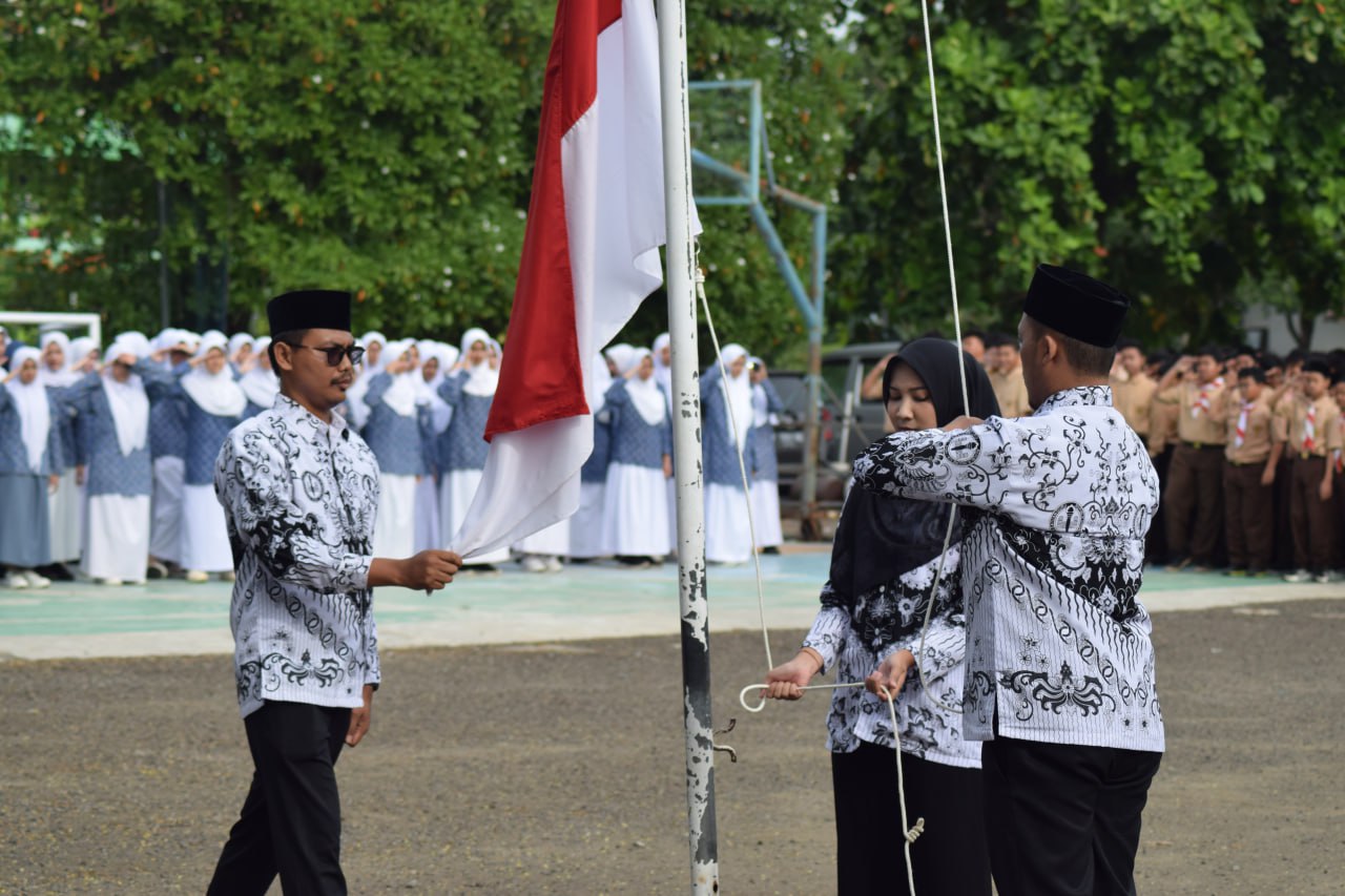 Makna Hari Guru Nasional, Guru SMP Fullday Ambil Peran sebagai Petugas Upacara