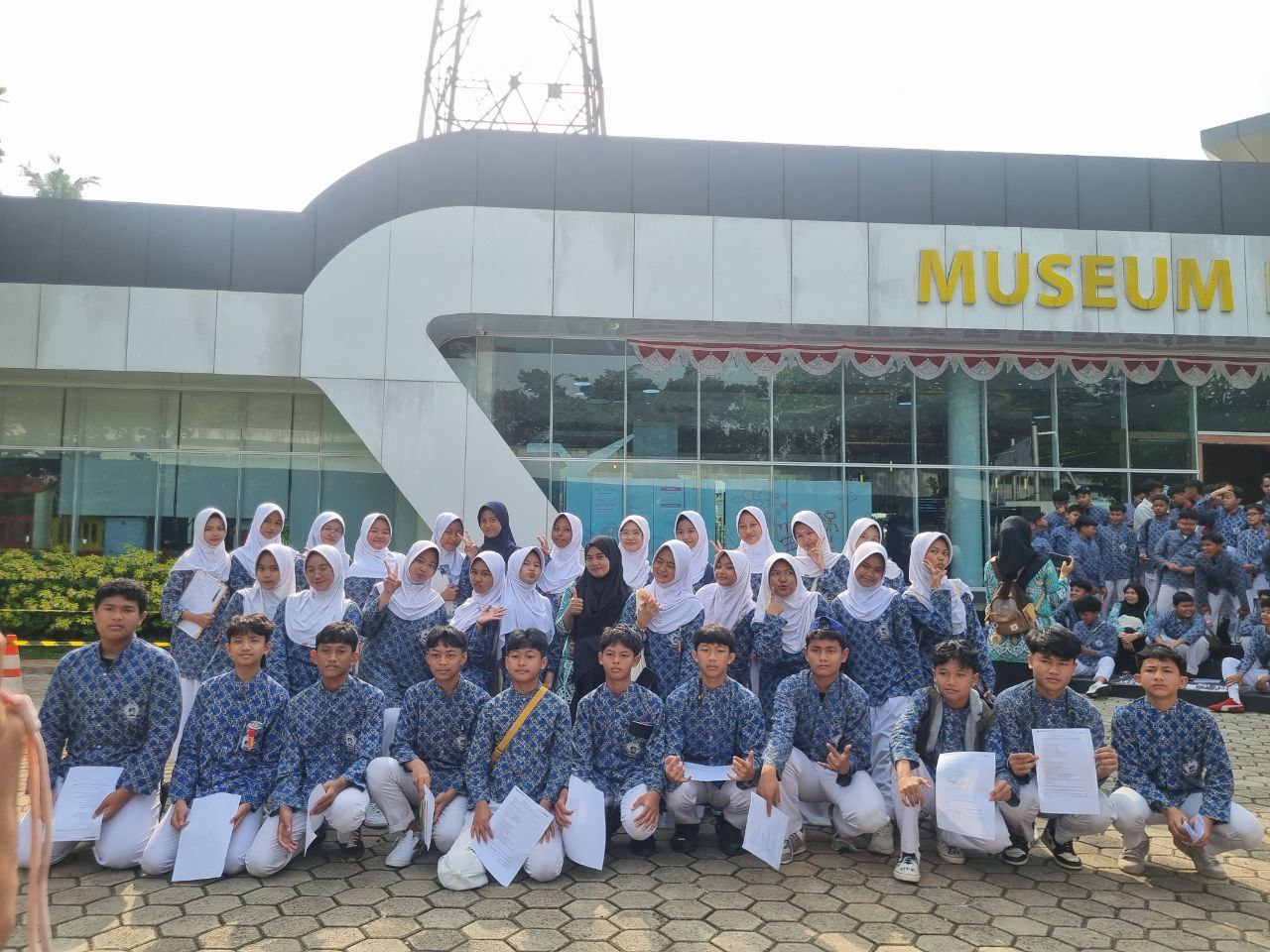 Dari Buku ke Dunia Nyata: Outing Class Kelas 7–9 Menjelajah Museum