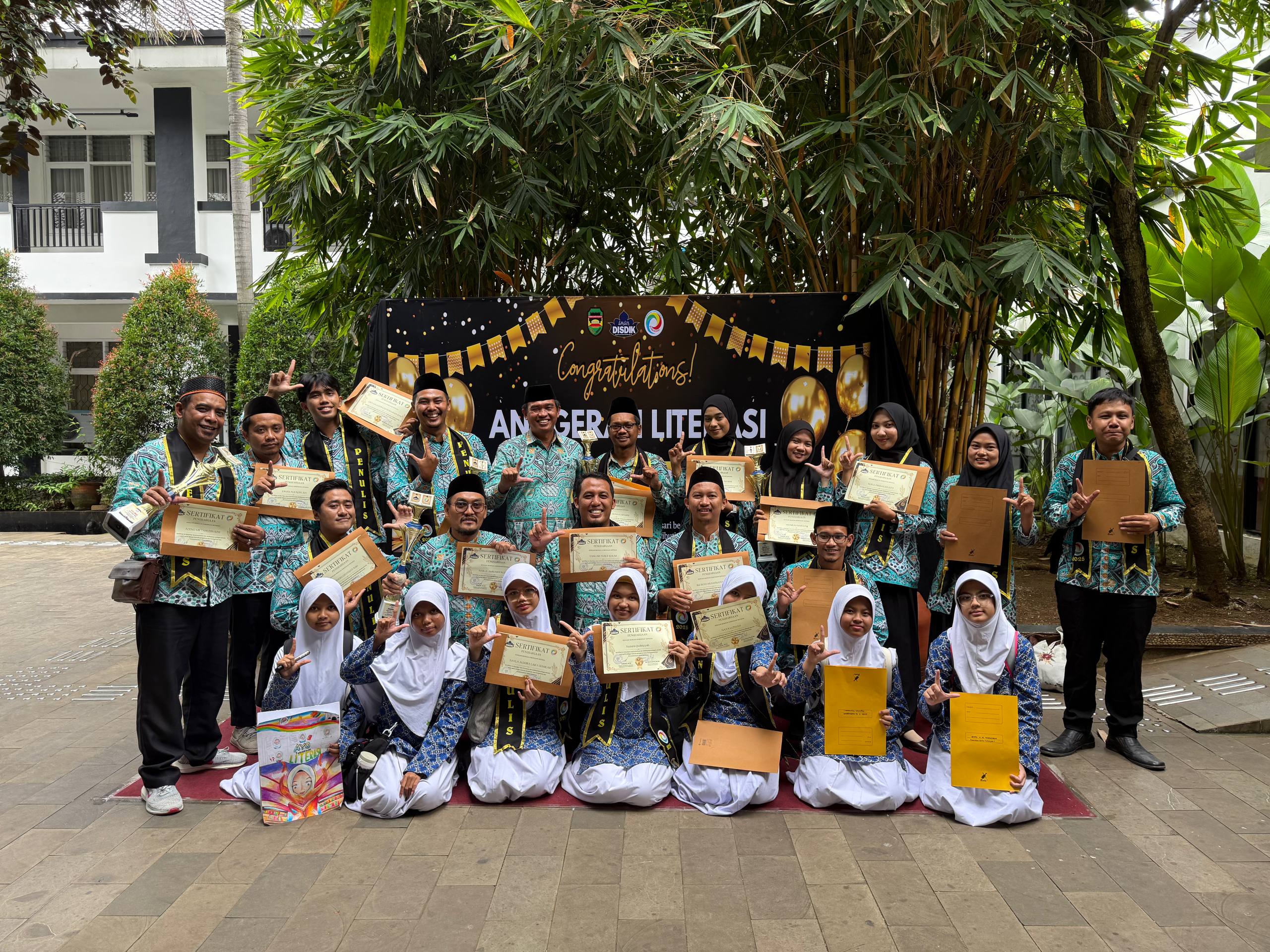 Prestasi Literasi Membanggakan, SMP Fullday Al-Muhajirin Raih Sejumlah Penghargaan