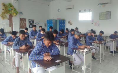 Tinggalkan Cara Lama, SMP Fullday Al-Muhajirin Gaungkan Ujian Berbasis Teknologi