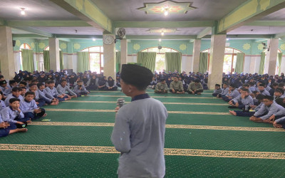 Muhadhoroh Akbar di SMP Fullday Al-Muhajirin Meningkatkan Kemampuan Public Speaking Siswa